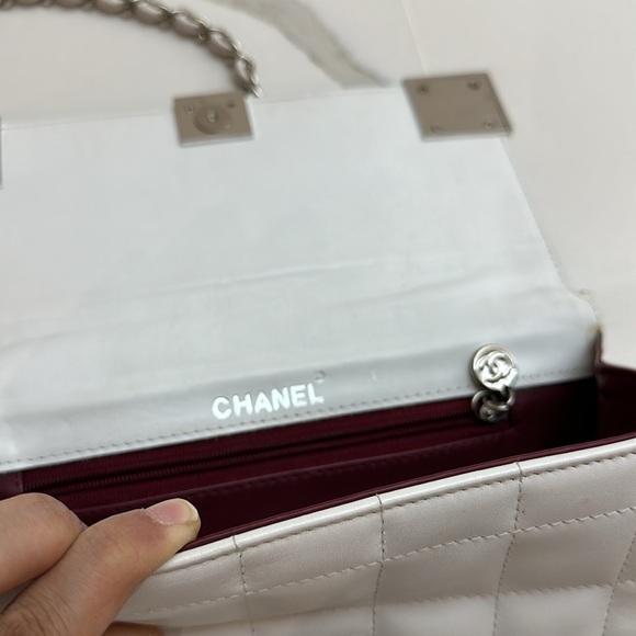 Preloved Chanel White Patent Leather Chocolate Bar Clutch On Chain. - Picture 7 of 17